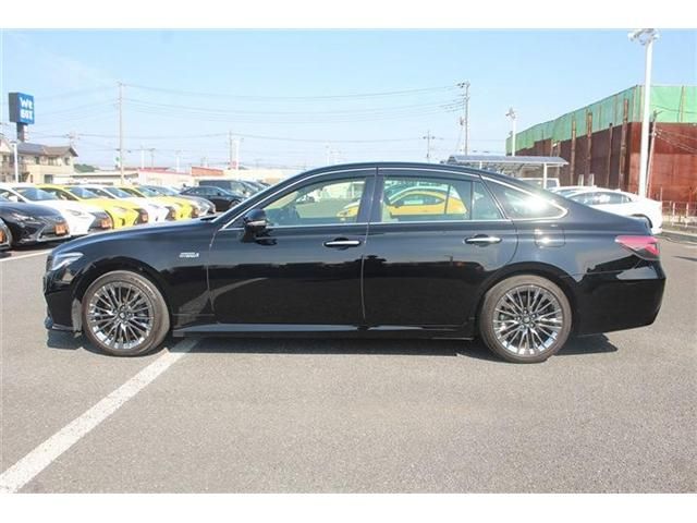 CROWN sedan hybrid