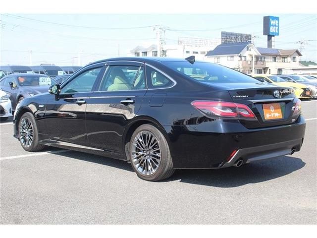 CROWN sedan hybrid