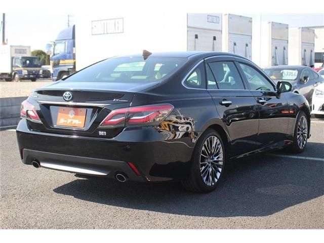 CROWN sedan hybrid