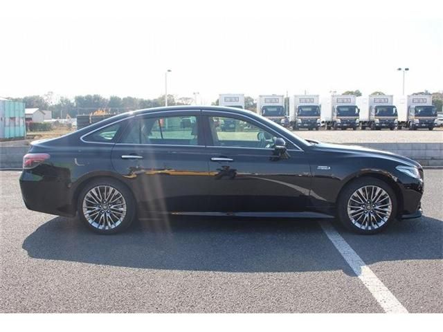 CROWN sedan hybrid