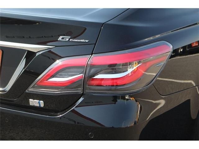 CROWN sedan hybrid