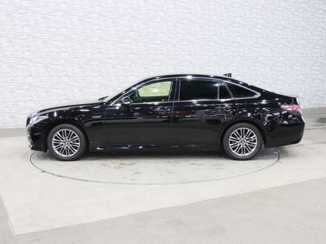 CROWN sedan hybrid