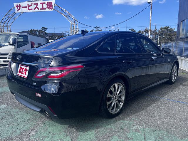 CROWN sedan hybrid