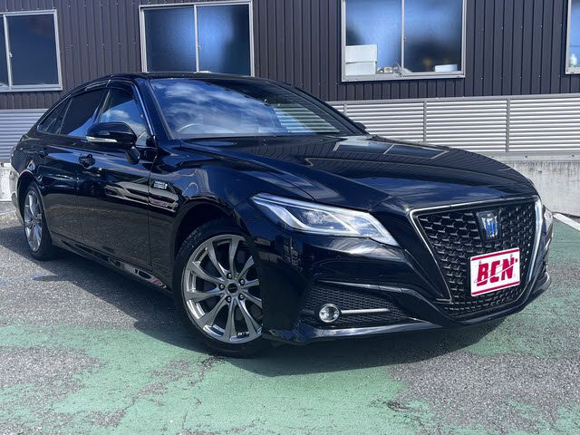 CROWN sedan hybrid