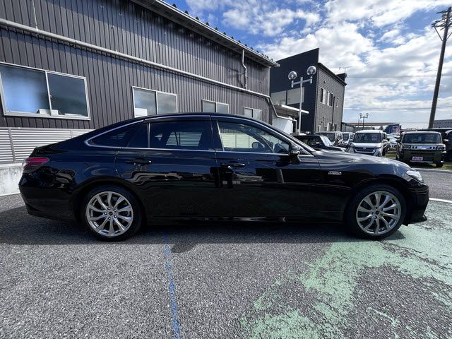 CROWN sedan hybrid