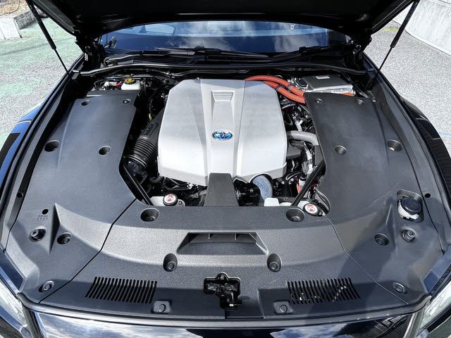 CROWN sedan hybrid