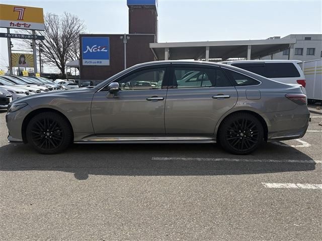 CROWN sedan hybrid 4WD