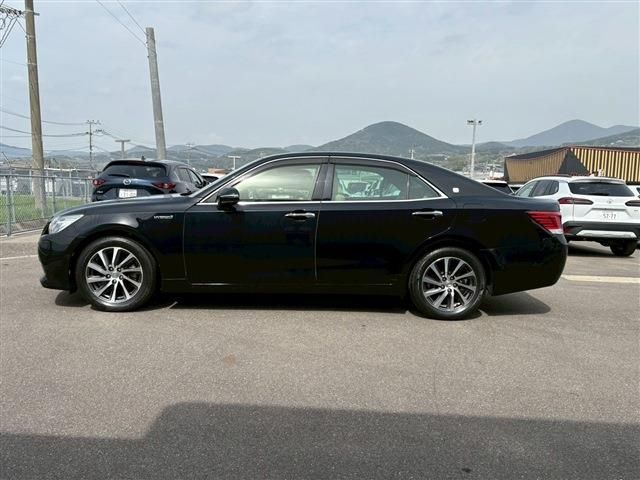 CROWN sedan hybrid