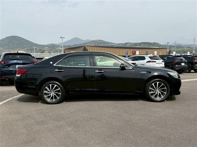 CROWN sedan hybrid