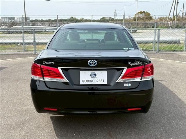 CROWN sedan hybrid