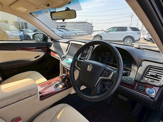 CROWN sedan hybrid