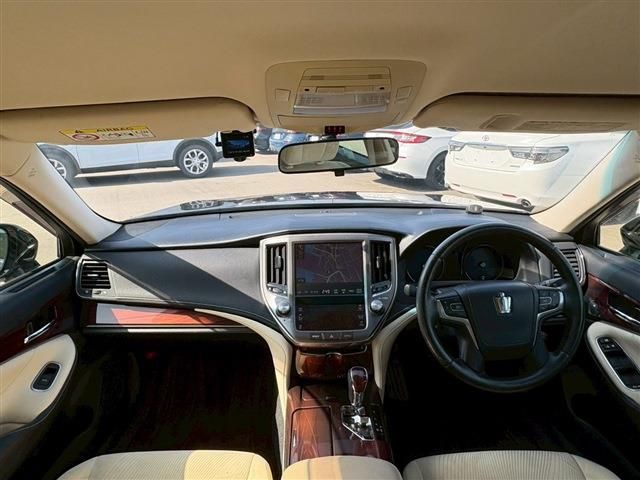 CROWN sedan hybrid