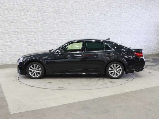 CROWN sedan hybrid