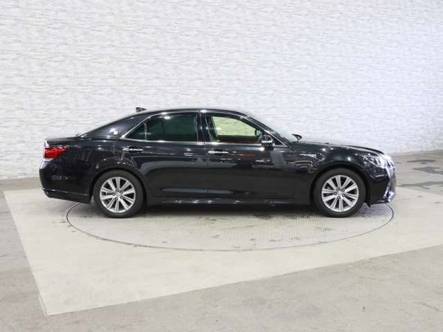CROWN sedan hybrid