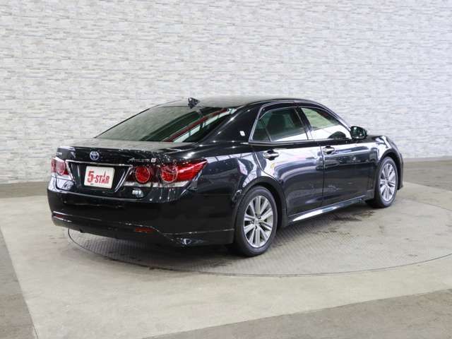 CROWN sedan hybrid