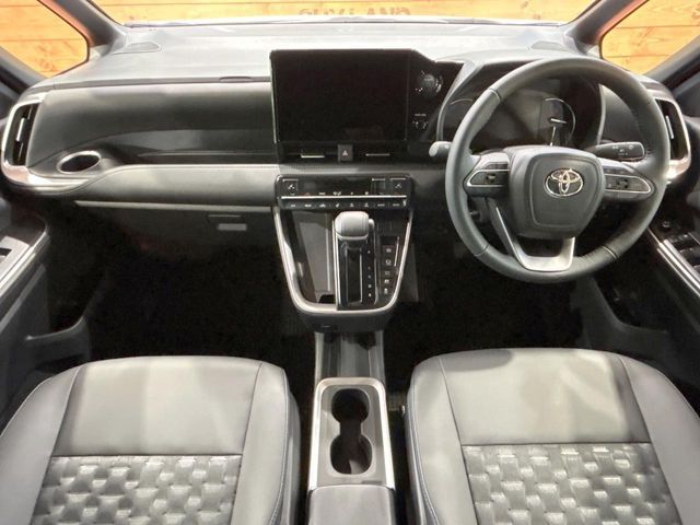 VOXY HYBRID