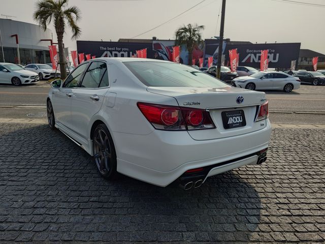 CROWN sedan hybrid