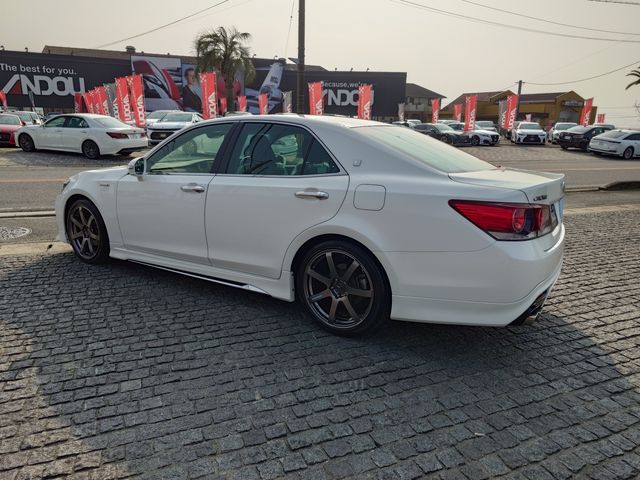 CROWN sedan hybrid