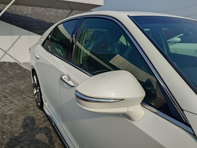 CROWN sedan hybrid