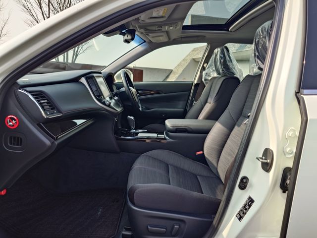 CROWN sedan hybrid