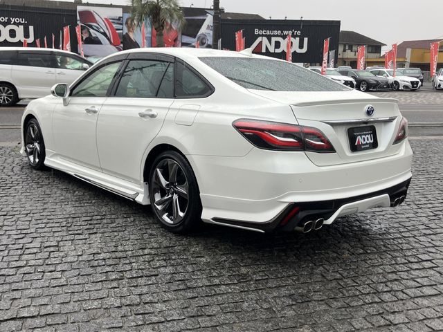 CROWN sedan hybrid