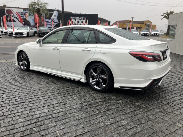 CROWN sedan hybrid
