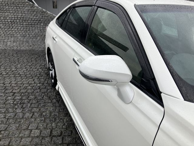 CROWN sedan hybrid