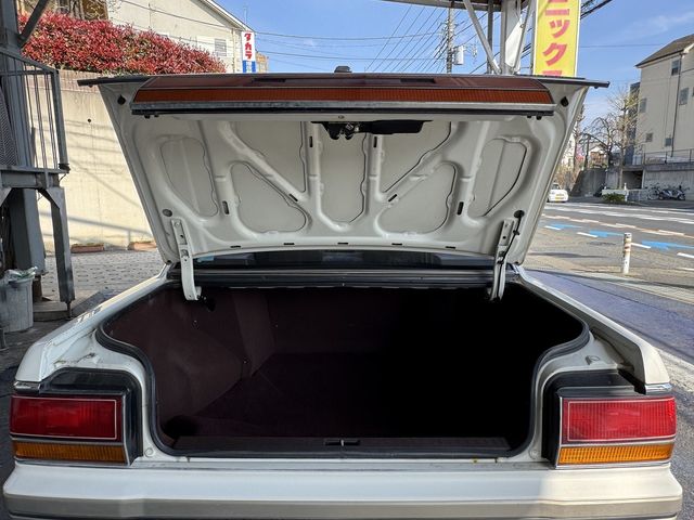 DEBONAIR V