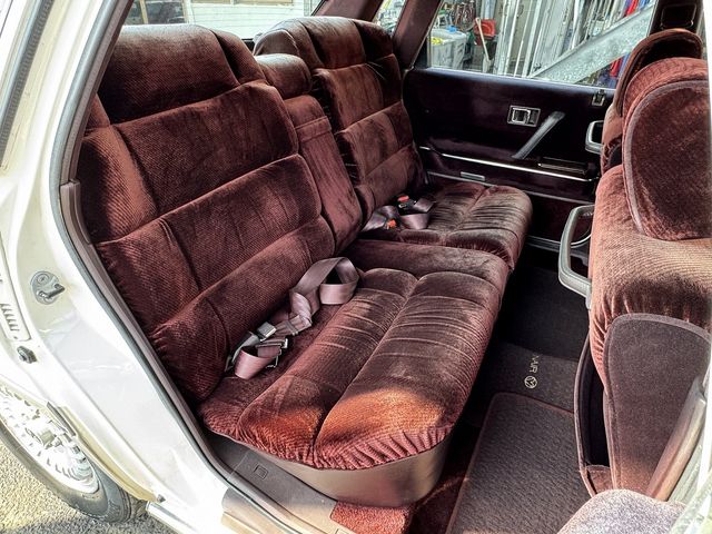 DEBONAIR V