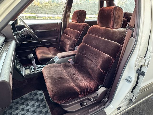 DEBONAIR V