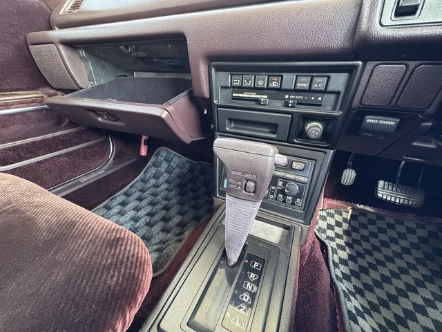 DEBONAIR V