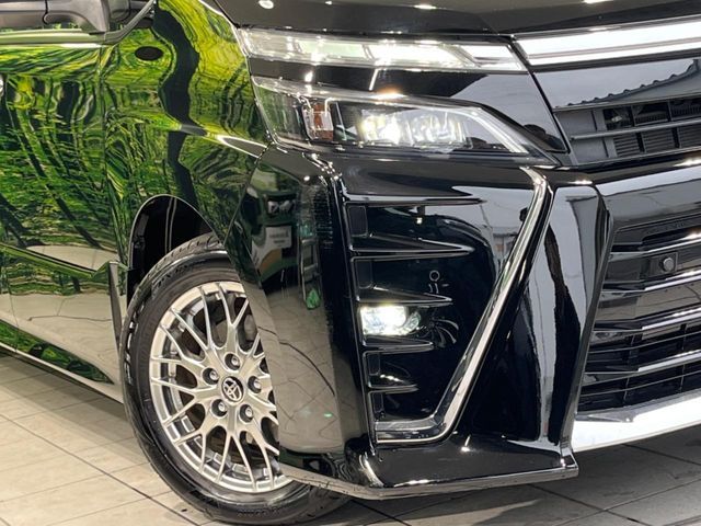 VOXY HYBRID