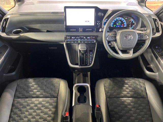 VOXY HYBRID