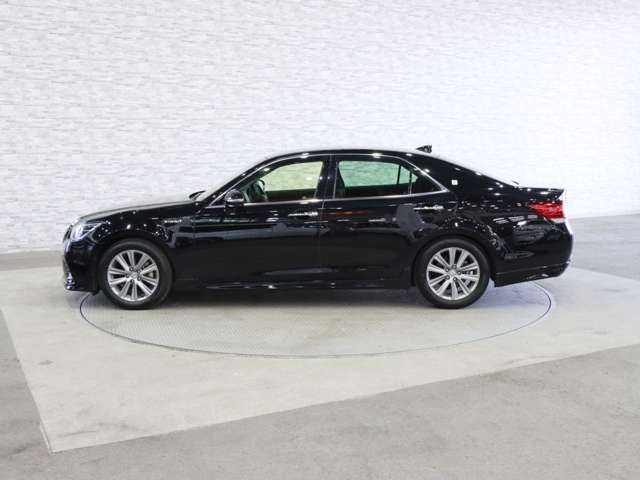 CROWN sedan hybrid