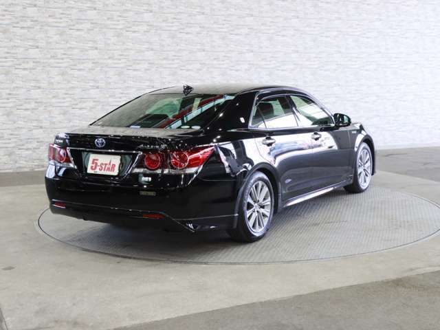 CROWN sedan hybrid