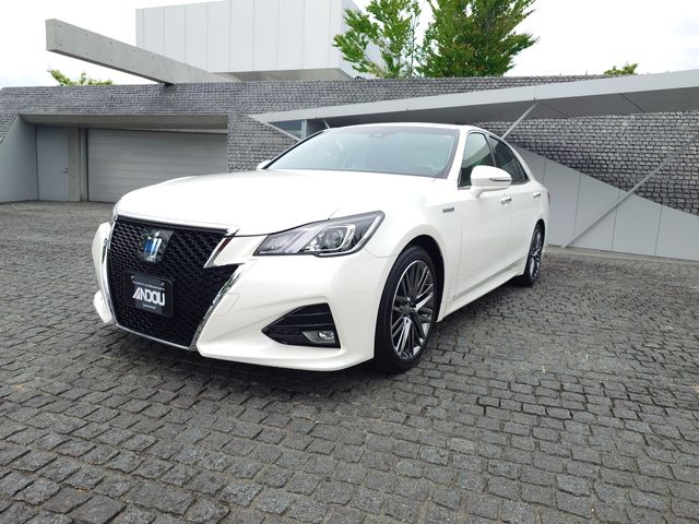 CROWN sedan hybrid