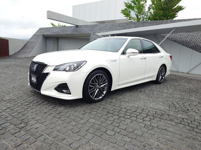 CROWN sedan hybrid