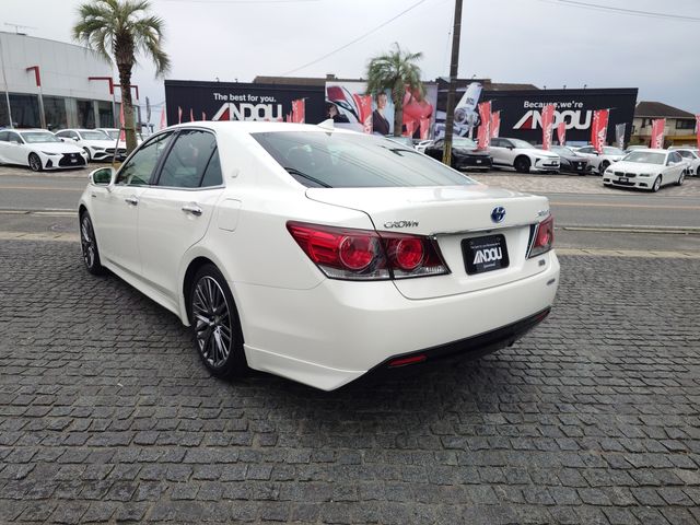 CROWN sedan hybrid