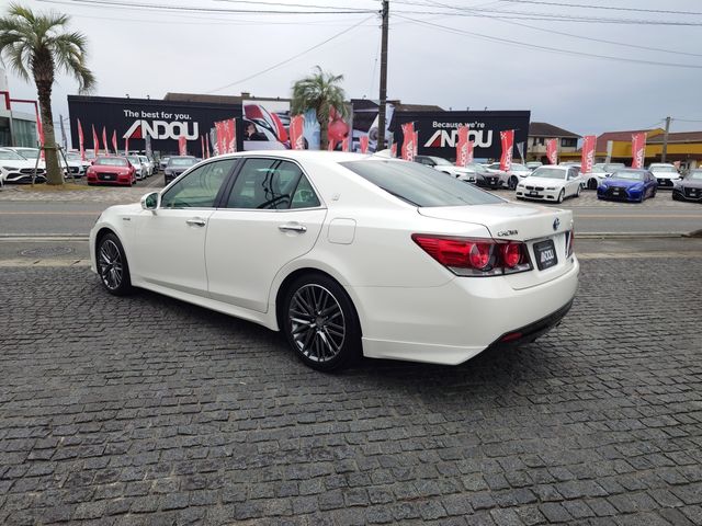 CROWN sedan hybrid