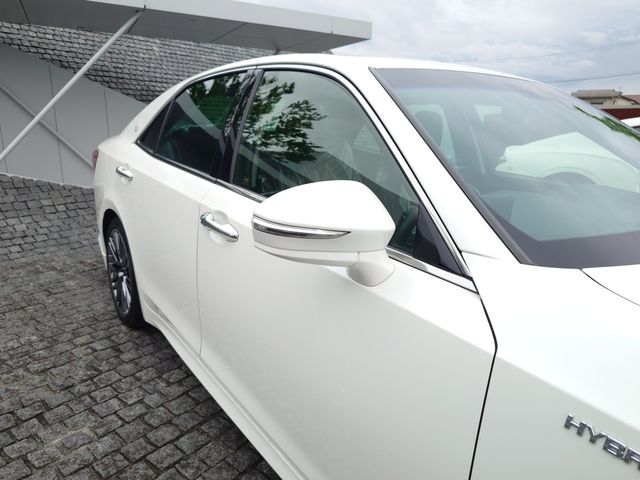 CROWN sedan hybrid