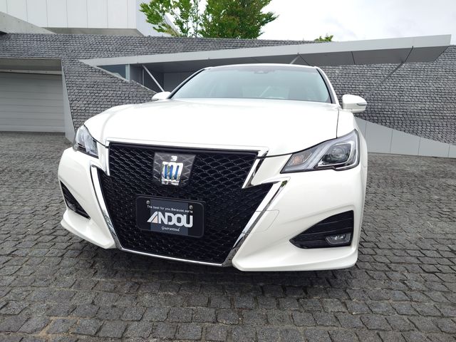 CROWN sedan hybrid