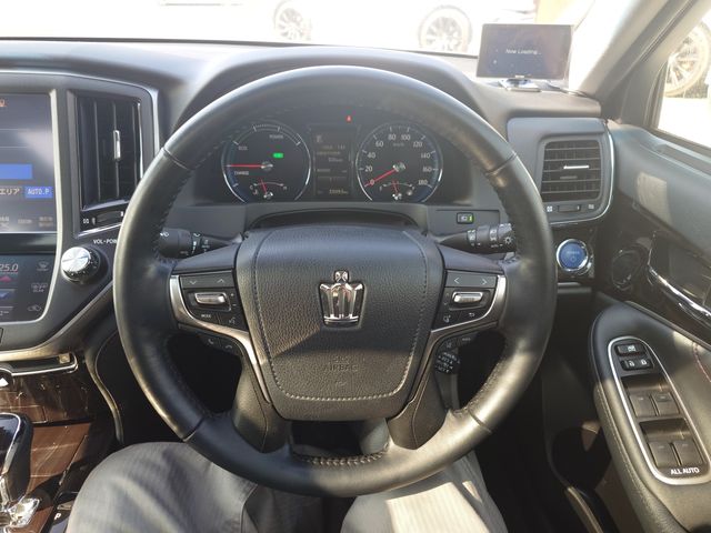 CROWN sedan hybrid