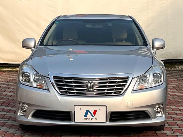 CROWN sedan