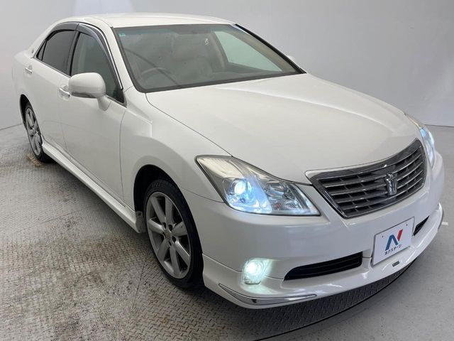 CROWN sedan