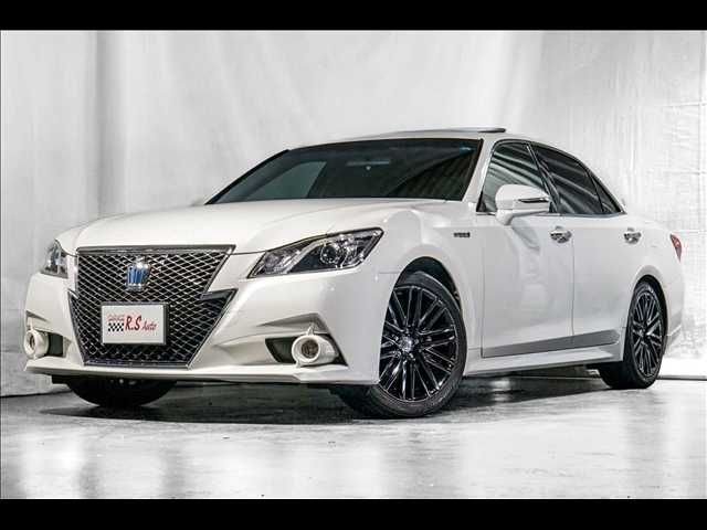 CROWN sedan hybrid