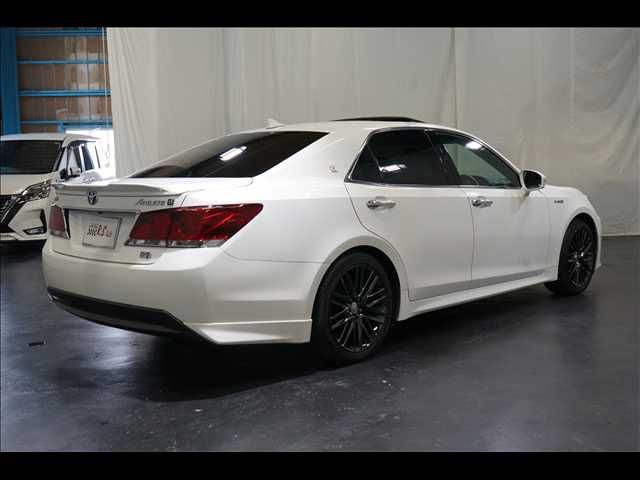 CROWN sedan hybrid