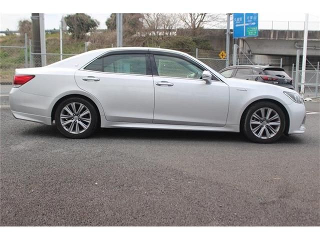 CROWN sedan hybrid