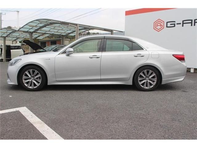 CROWN sedan hybrid