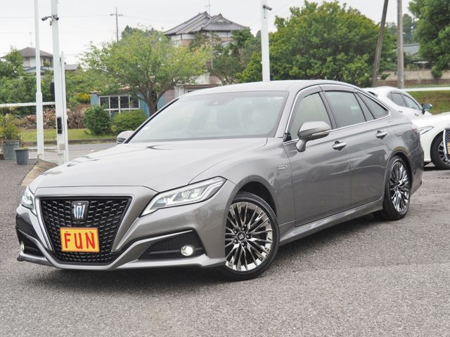 CROWN sedan hybrid