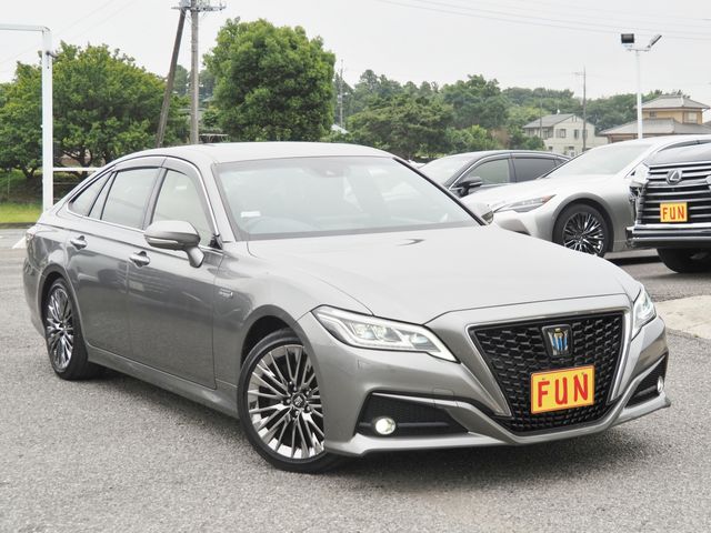 CROWN sedan hybrid